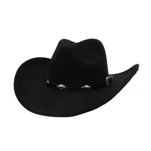 Chapeau de cowboy occidental noir classique avec bande à clous métalliques et bord recourbé.