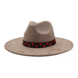 Vue rapprochée du chapeau fedora élégant en suédine avec ruban à pois rouges et noirs.