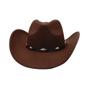 Gros plan d'un chapeau de cowboy occidental marron avec bande noire cloutée et large bord roulé.