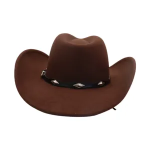 Vue détaillée d'un chapeau de cow-boy western en feutre marron avec lanière cuir et clous.