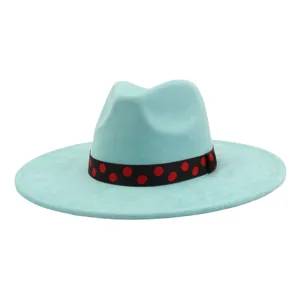 Gros plan détaillé du chapeau fedora en suédine bleu clair avec un ruban à pois rouges.