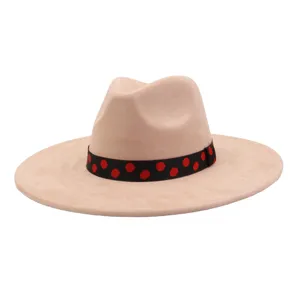 Vue détaillée du chapeau feutre beige à large bord avec un élégant ruban noir à pois rouges.