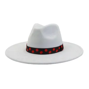 Gros plan détaillé du chapeau fedora en suédine à large bord plat avec un élégant ruban à pois.