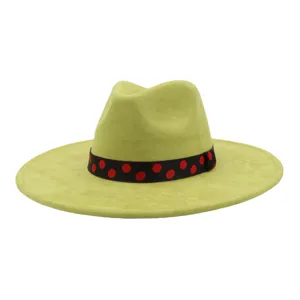 Gros plan détaillé du chapeau fedora en suédine vert lime avec ruban à pois rouges et noirs.