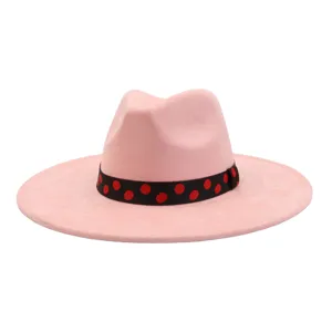 Chapeau fedora en suédine rose avec ruban à pois noirs et rouges, détail de chapeau jazz plat.