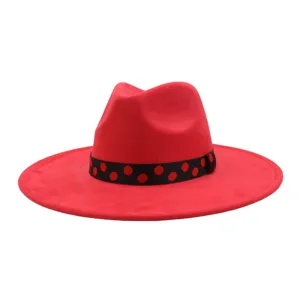 Chapeau fedora en suédine rouge pour homme et femme, avec bord plat et ruban noir à pois.