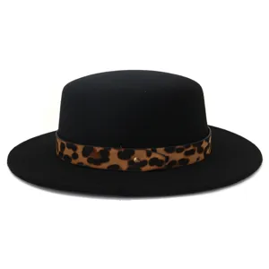 Klassieke zwarte wollen viltplatte hoed met trendy luipaardprint riem voor dames