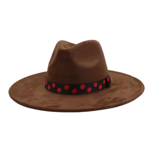 Vue détaillée du chapeau fedora en suédine marron avec un élégant ruban à pois rouges.