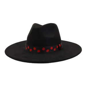 Gros plan detail de chapeau fedora noir en feutre avec ruban a pois rouges elegant.