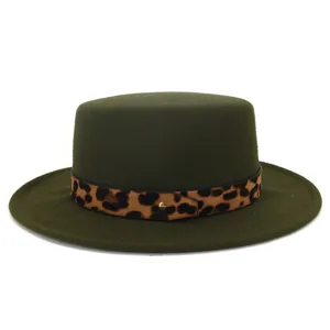 Gedetailleerd overzicht van donkergroene platte fedora hoed met chique luipaardband en klinknagel.