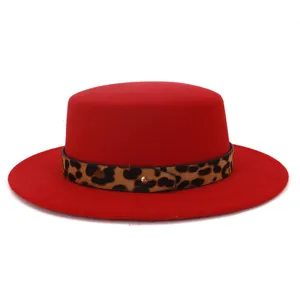 Rode wollen platte hoed met luipaardprint band en metalen knop, stijlvol dames detail zicht
