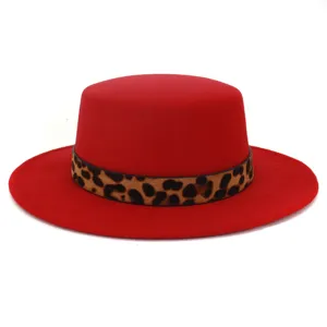 Vrouwen rode wolvlakke hoed met luipaardprint band detailweergave voor herfst winter.