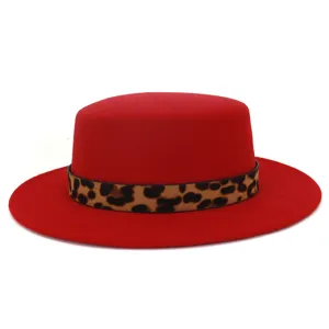 Rode platte vilthoed met luipaardprint band stijlvolle vintage wollen hoed voor dames.