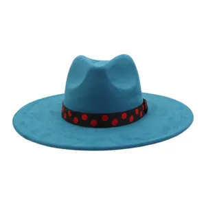 Chapeau fedora en suédine bleue avec bande à pois rouges et noirs bord plat détail