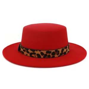 Rode wollen platte fedora hoed met luipaardprint band voor dames stijlvolle pet.