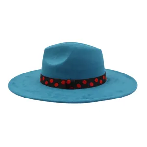 Détail chapeau fedora feutre bleu, large bord plat ruban pois rouges élégant.