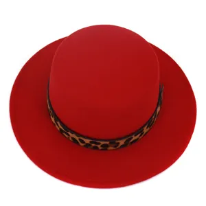 Rode wollen platte hoed met stijlvolle panterprint band, klassiek elegant damesaccessoire.