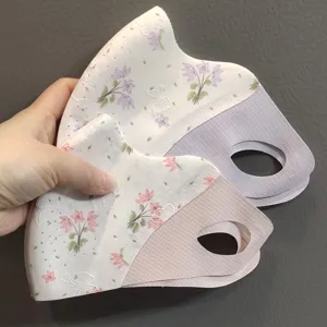 Gros plan detail du masque facial de protection solaire 3D avec motif floral et oeil.
