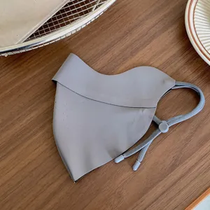 Detailaufnahme der grauen 3D atmungsaktiven Radfahrmaske mit verstellbaren Ohrschlaufen.