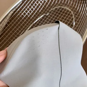 Nahtlose 3D atmungsaktive Radsport Gesichtsmaske in Grau Detailansicht mit Fischschuppen