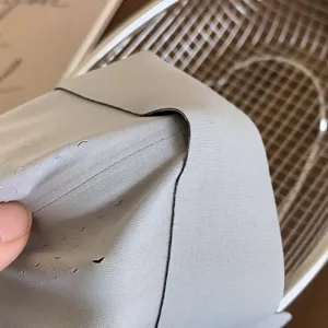 Nahaufnahme des atmungsaktiven nahtlosen Radsportmasken Stoffes mit Laserschnitt Löchern.