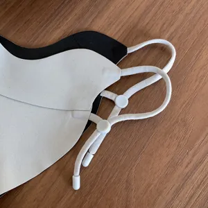 Detailansicht der atmungsaktiven 3D-Gesichtsmaske mit verstellbaren Ohrschlaufen fürs Radfahren.