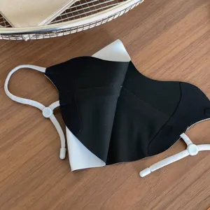 Detailansicht des 3D-Radmasken-Stoffs in Schwarz-Weiß mit verstellbaren elastischen Ohrschlaufen.
