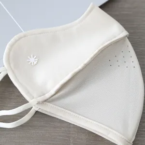 Vue rapprochée du masque facial de protection solaire en soie glacée respirante avec design 3D.