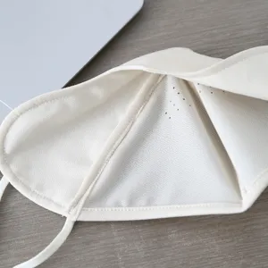 Vue detaillee du masque facial en soie glacee respirante avec structure en maille 3d et protection.