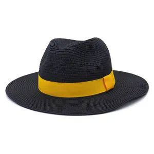 Gedetailleerd overzicht van de zwarte gevlochten fedora hoed met heldergele band.
