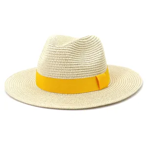 Detail van de zomerse strooien fedora hoed, met heldergele lintband en ademend vlechtwerk.