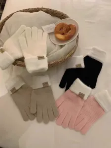 Gedetailleerd overzicht van zachte gebreide touchscreen handschoenen, winter warm.