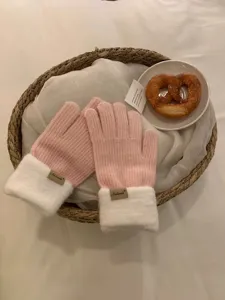 Schattige roze gebreide handschoenen voor dames met zachte witte pluche boorden, warme winterhandschoenen.