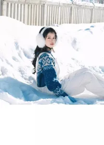 Zachte pluizige witte oorkleppen in winters sneeuwlandschap, gezellig koud weer accessoire.