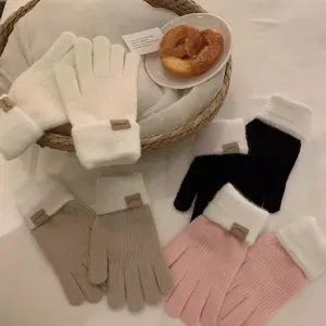 Gezellige winterwarme gebreide touchscreen handschoenen met zachte pluche manchetten.