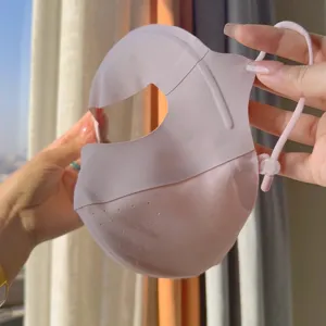 Nahaufnahme der Eisseide Ganztages-Sonnenschutzmaske mit Atemlöchern und verstellbaren Ohrschlaufen.