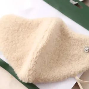 Primer plano detalle de mascarilla facial de felpa suave con bonito copo de cristal.