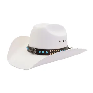 Sombrero de vaquero occidental blanco con cuentas turquesas y hebilla de cruz ornamentada.