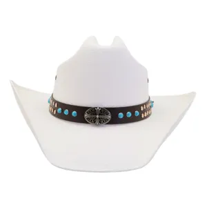Primer plano del sombrero de vaquero blanco con correa de cuero marrón y hebilla plateada.