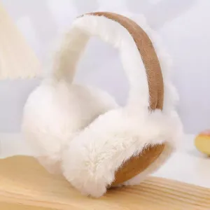 Nahaufnahme von flauschigen Winterohrwärmern, weiches Plüschmaterial mit braunen Akzenten.
