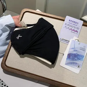 Schwarze 3D Sonnenschutz Gesichtsmaske mit niedlicher weißer Schleife, atmungsaktiv UV-Schutz.