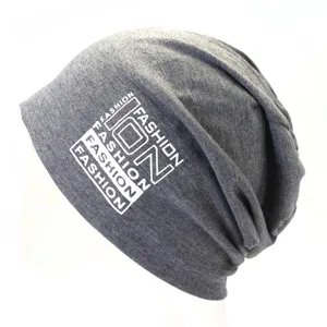 Grijze slouchy muts voor dames en heren, zachte gebreide trui muts met letterprint ontwerp.