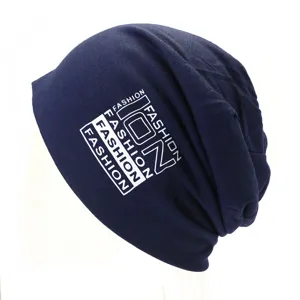 Donkerblauwe slouchy muts voor dames en heren, gebreide muts met modieuze letterprint.