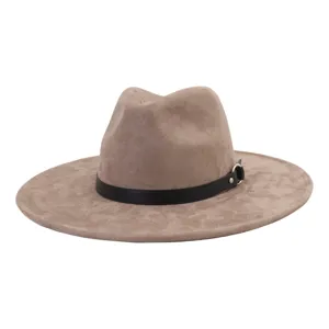 Elegante sombrero fedora de ante sintético con ala ancha, cinturón de cuero negro y anillo.