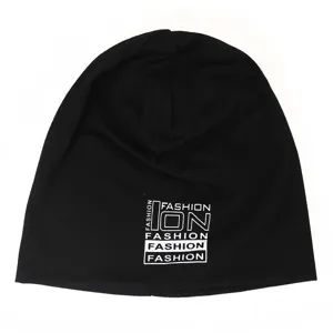 Zwarte slouchy muts met mode letteropdruk, casual streetwear stijl voor dagelijks gebruik.