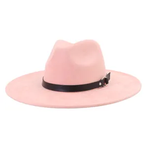 Detalle de sombrero fedora de ante rosa, con elegante correa de cuero negro y hebilla.