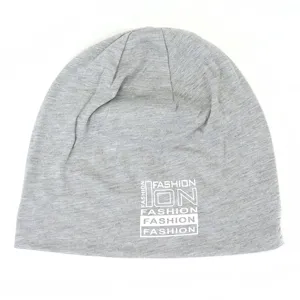 Grijze slouchy gebreide muts voor dames en heren, casual warme tricot muts met letterprint.