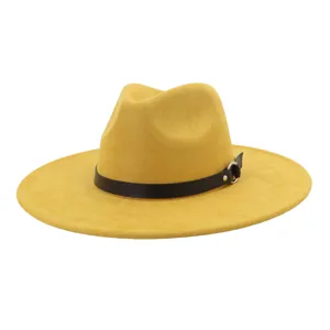 Detalle sombrero fedora ante amarillo, ala plana ancha, correa cuero negro y hebilla metálica.