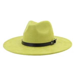 Vista detallada del sombrero fedora de ante sintético de ala ancha con cinturón negro y anillo.