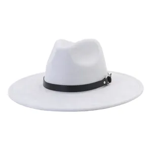 Vista detallada del sombrero gris claro de ante con cinturón de cuero negro y hebilla.